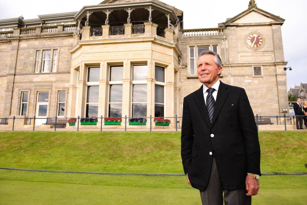 Gary Player in front of the clubhouse at St Andrews